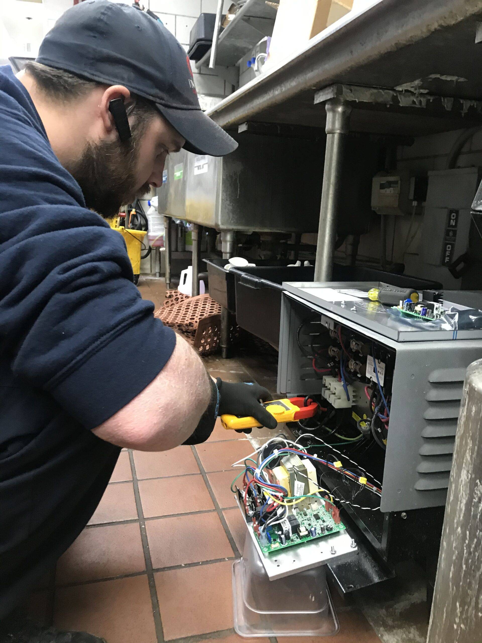 air conditioner repair tehnician