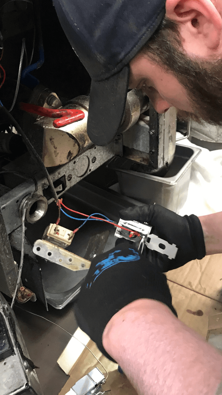 air conditioner repair tehnician